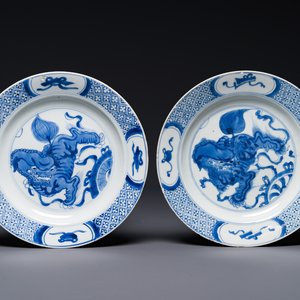 Paire d'assiettes en porcelaine de Chine en bleu et blanc à décor de lions bouddhistes, marque ding, Kangxi — photo 1