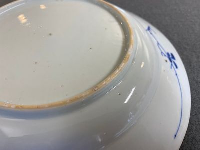 Paire d'assiettes en porcelaine de Chine en bleu et blanc à décor de sages, Kangxi — photo 12