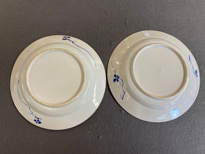 Paire d'assiettes en porcelaine de Chine en bleu et blanc à décor de sages, Kangxi — photo 9