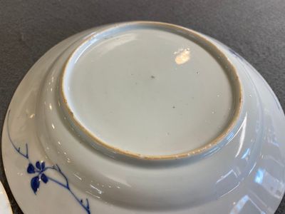 Paire d'assiettes en porcelaine de Chine en bleu et blanc à décor de sages, Kangxi — photo 10