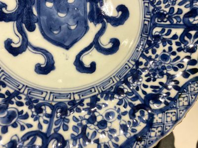 Paire d'assiettes en porcelaine de Chine en bleu et blanc aux armes de la famille De Pinto pour le marché portugais, Kangxi — photo 5