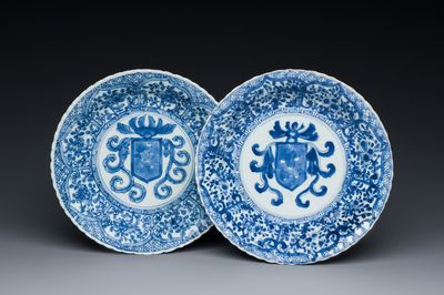Paire d'assiettes en porcelaine de Chine en bleu et blanc aux armes de la famille De Pinto pour le marché portugais, Kangxi