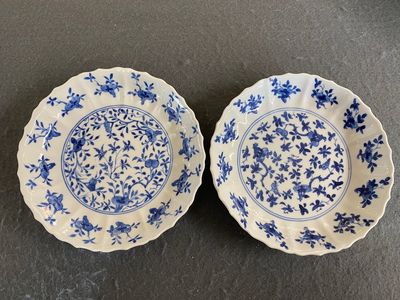 Paire d'assiettes en porcelaine de Chine en bleu et blanc, marque et époque de Kangxi — photo 1