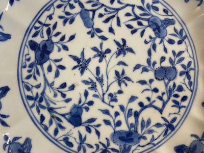Paire d'assiettes en porcelaine de Chine en bleu et blanc, marque et époque de Kangxi — photo 7