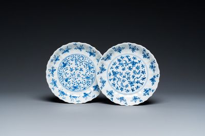 Paire d'assiettes en porcelaine de Chine en bleu et blanc, marque et époque de Kangxi