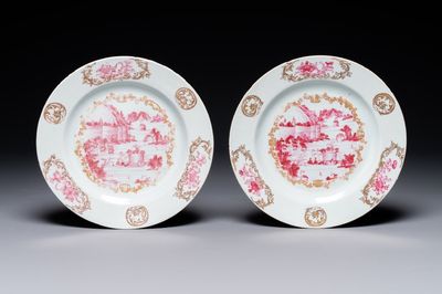 Paire d'assiettes en porcelaine de Chine en émaux rose à décor doré d’une vue sur le port, Qianlong — photo 1