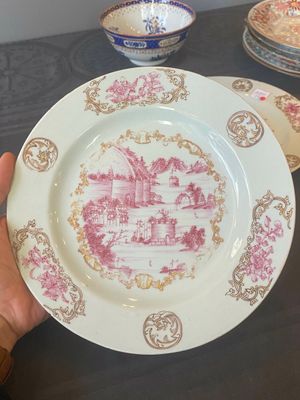 Paire d'assiettes en porcelaine de Chine en émaux rose à décor doré d’une vue sur le port, Qianlong — photo 11