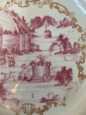 Paire d'assiettes en porcelaine de Chine en émaux rose à décor doré d’une vue sur le port, Qianlong — photo 14
