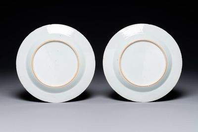 Paire d'assiettes en porcelaine de Chine en émaux rose à décor doré d’une vue sur le port, Qianlong — photo 2
