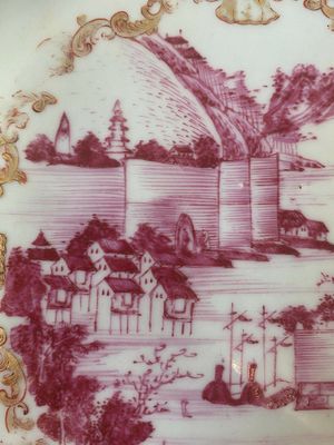 Paire d'assiettes en porcelaine de Chine en émaux rose à décor doré d’une vue sur le port, Qianlong — photo 4