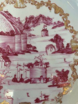 Paire d'assiettes en porcelaine de Chine en émaux rose à décor doré d’une vue sur le port, Qianlong — photo 5