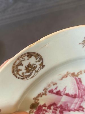 Paire d'assiettes en porcelaine de Chine en émaux rose à décor doré d’une vue sur le port, Qianlong — photo 7