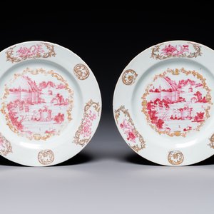 Paire d'assiettes en porcelaine de Chine en émaux rose à décor doré d’une vue sur le port, Qianlong — photo 1
