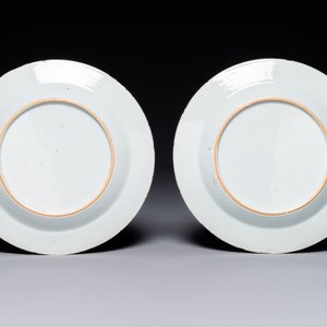 Paire d'assiettes en porcelaine de Chine en émaux rose à décor doré d’une vue sur le port, Qianlong — photo 2