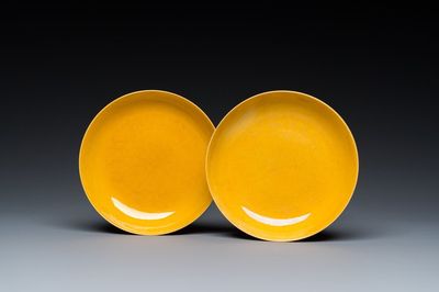 Paire d'assiettes en porcelaine de Chine en jaune monochrome, marque et époque de Tongzhi