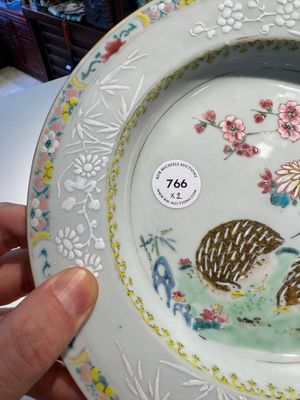 Paire d’assiettes en porcelaine de Chine famille rose à décor de cailles, Yongzheng — photo 4