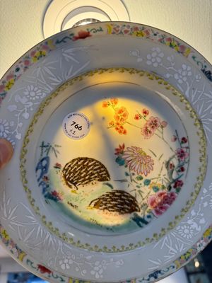 Paire d’assiettes en porcelaine de Chine famille rose à décor de cailles, Yongzheng — photo 5