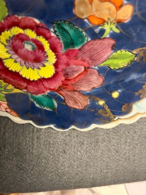 Paire d'assiettes en porcelaine de Chine famille rose à décor de feuilles de tabac, Qianlong — photo 2