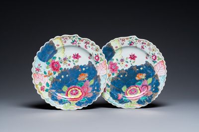 Paire d'assiettes en porcelaine de Chine famille rose à décor de feuilles de tabac, Qianlong