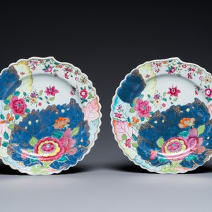 Paire d'assiettes en porcelaine de Chine famille rose à décor de feuilles de tabac, Qianlong — photo 2