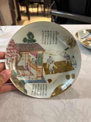 Paire d'assiettes en porcelaine de Chine famille rose à décor de la production de riz, marque de Daoguang, 20ème — photo 1