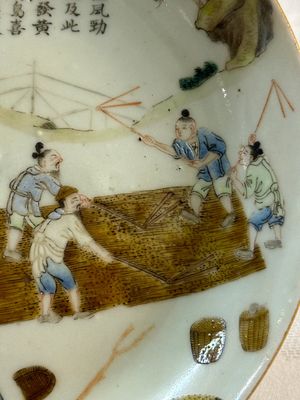 Paire d'assiettes en porcelaine de Chine famille rose à décor de la production de riz, marque de Daoguang, 20ème — photo 3