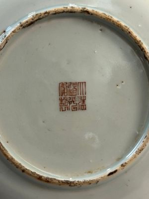 Paire d'assiettes en porcelaine de Chine famille rose à décor de la production de riz, marque de Daoguang, 20ème — photo 7