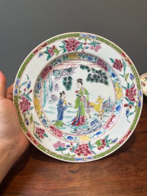 Paire d'assiettes en porcelaine de Chine famille rose à décor de Magu, Yongzheng — photo 2