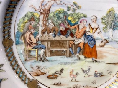 Paire d'assiettes en porcelaine de Chine famille rose à décor de paysans jouant aux cartes d'après David Teniers II, Qianlong — photo 11