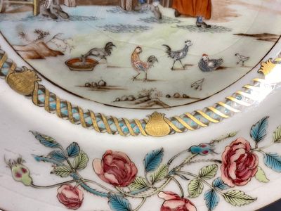 Paire d'assiettes en porcelaine de Chine famille rose à décor de paysans jouant aux cartes d'après David Teniers II, Qianlong — photo 12