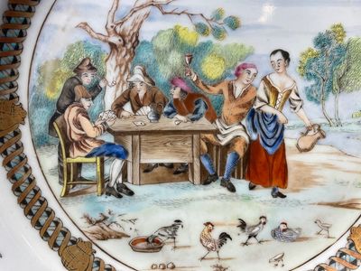 Paire d'assiettes en porcelaine de Chine famille rose à décor de paysans jouant aux cartes d'après David Teniers II, Qianlong — photo 3