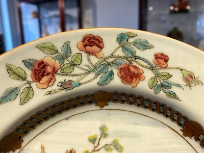 Paire d'assiettes en porcelaine de Chine famille rose à décor de paysans jouant aux cartes d'après David Teniers II, Qianlong — photo 4