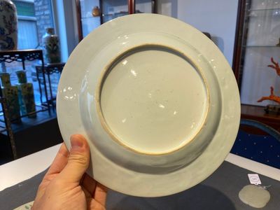 Paire d'assiettes en porcelaine de Chine famille rose à décor de paysans jouant aux cartes d'après David Teniers II, Qianlong — photo 7