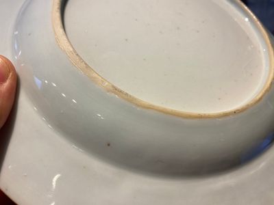 Paire d'assiettes en porcelaine de Chine famille rose à décor de paysans jouant aux cartes d'après David Teniers II, Qianlong — photo 8