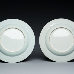 Paire d'assiettes en porcelaine de Chine famille rose à décor de paysans jouant aux cartes d'après David Teniers II, Qianlong — photo 3