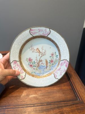 Paire d'assiettes en porcelaine de Chine famille rose à décor de pies et de pivoines aux bords en bianco-sopra-bianco, Yongzheng — photo 11