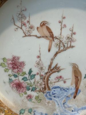 Paire d'assiettes en porcelaine de Chine famille rose à décor de pies et de pivoines aux bords en bianco-sopra-bianco, Yongzheng — photo 13
