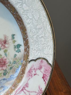 Paire d'assiettes en porcelaine de Chine famille rose à décor de pies et de pivoines aux bords en bianco-sopra-bianco, Yongzheng — photo 14