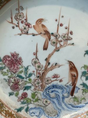 Paire d'assiettes en porcelaine de Chine famille rose à décor de pies et de pivoines aux bords en bianco-sopra-bianco, Yongzheng — photo 6