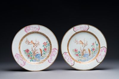 Paire d'assiettes en porcelaine de Chine famille rose à décor de pies et de pivoines aux bords en bianco-sopra-bianco, Yongzheng