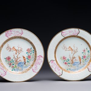 Paire d'assiettes en porcelaine de Chine famille rose à décor de pies et de pivoines aux bords en bianco-sopra-bianco, Yongzheng — photo 1