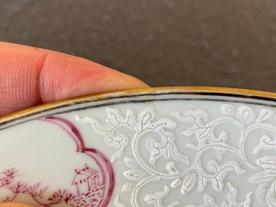 Paire d'assiettes en porcelaine de Chine famille rose à décor de pies et de prunus aux bords en bianco-sopra-bianco, Yongzheng — photo 9