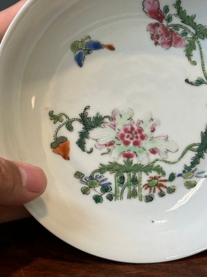 Paire d'assiettes en porcelaine de Chine famille rose à décor de pivoines et papillon, Yongzheng/Qianlong — photo 3