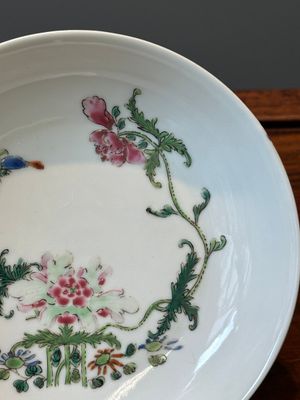 Paire d'assiettes en porcelaine de Chine famille rose à décor de pivoines et papillon, Yongzheng/Qianlong — photo 4