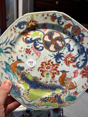 Paire d'assiettes en porcelaine de Chine famille rose à décor dit 'pseudo-feuilles de tabac', Qianlong — photo 3