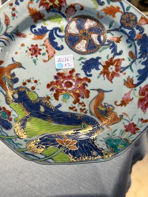 Paire d'assiettes en porcelaine de Chine famille rose à décor dit 'pseudo-feuilles de tabac', Qianlong — photo 9