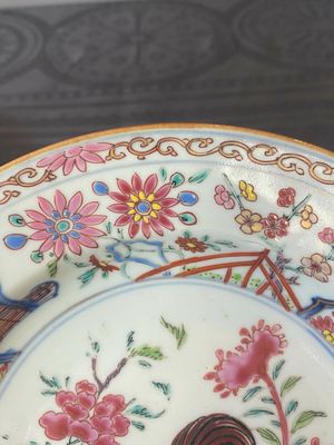 Paire d'assiettes en porcelaine de Chine famille rose à décor d'un coq, Yongzheng — photo 19
