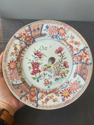 Paire d'assiettes en porcelaine de Chine famille rose à décor d'un coq, Yongzheng — photo 4