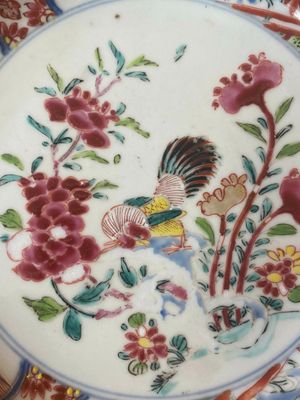 Paire d'assiettes en porcelaine de Chine famille rose à décor d'un coq, Yongzheng — photo 5
