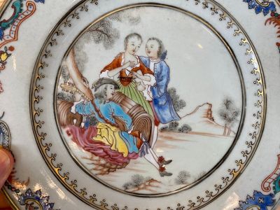 Paire d'assiettes en porcelaine de Chine famille rose à décor d'un musicien devant un couple, Qianlong — photo 2